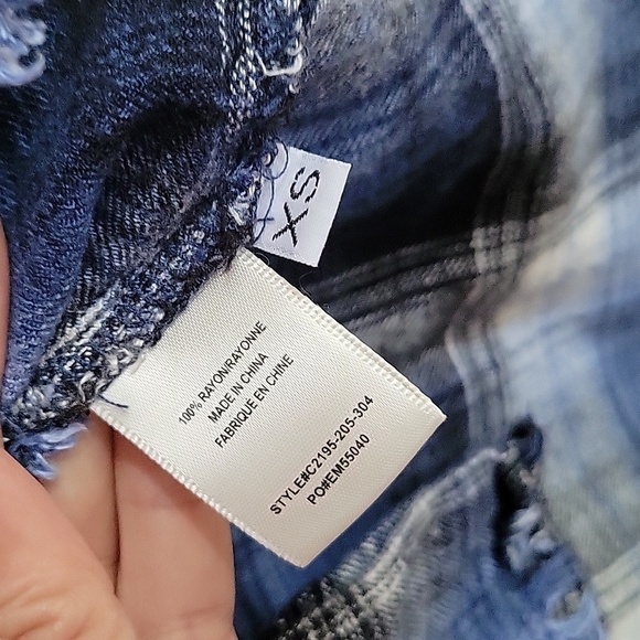 Cloth & Stone Size XSmall Blue and Black Plaid Shirt with Frayed Hem Split Back - Picture 3 of 8